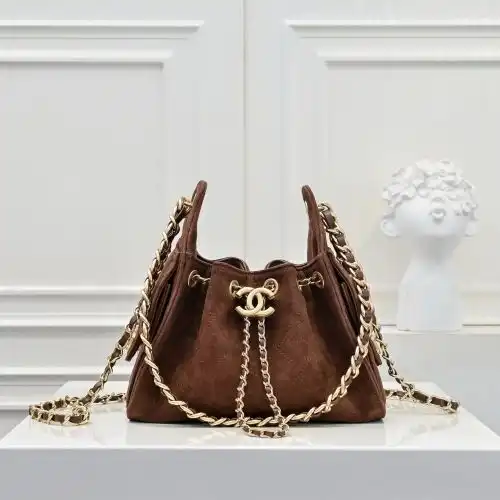 CHANEL chain bag Chanel women's bag Chanel crossbody bag is made of imported original cowhide high-e