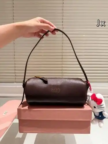 MiuMiu underarm bag, ladies bag, ladies bag, ladies bag, imported original cowhide, high-end quality