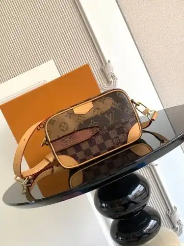LV mailbag Louis Vuitton women's bag Louis Vuitton crossbody bag uses imported top-grade original le