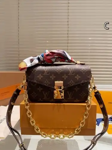 LV chain bag Louis Vuitton women's bag Louis Vuitton crossbody bag uses imported original cowhide hi