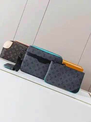 LV mailbag Louis Vuitton men's bag Louis Vuitton crossbody bag uses imported top-grade original leat