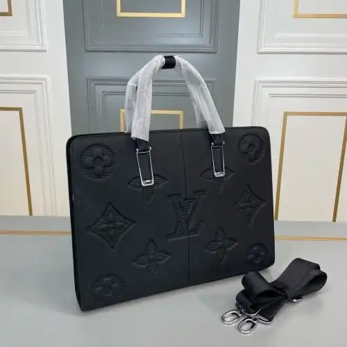 LV briefcase Louis Vuitton men's bag Louis Vuitton crossbody bag uses imported top-grade original le