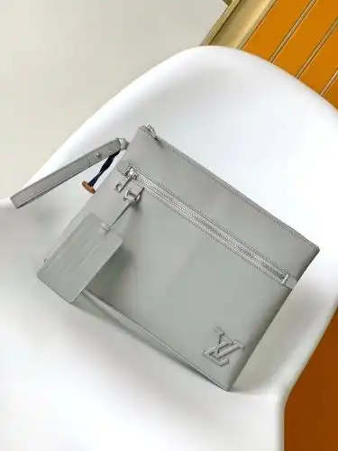 LV clutch Louis Vuitton men's bag Louis Vuitton crossbody bag uses imported top-grade original leath
