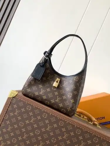 LV underarm bag Louis Vuitton women's bag Louis Vuitton crossbody bag uses imported top-grade origin