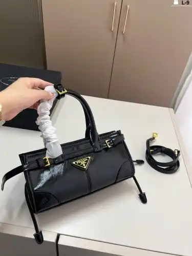 PRADA underarm bag Prada women's bag Prada crossbody bag is made of imported original cowhide high-e