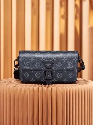 LV mail bag Louis Vuitton men's bag Louis Vuitton crossbody bag uses imported top-grade original lea
