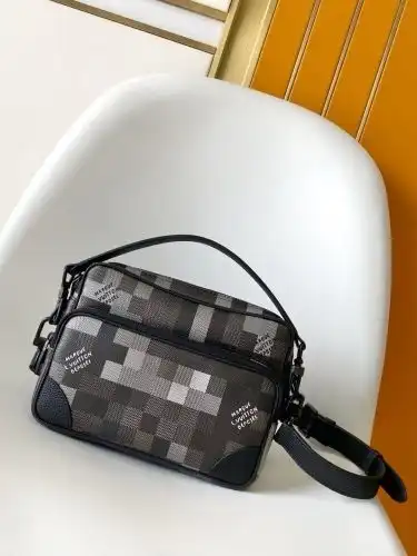 LV mail bag Louis Vuitton men's bag Louis Vuitton crossbody bag uses imported top-grade original lea