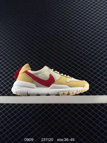 Nike/Nike uses domestic velvet pig-bag leather trim, midsole with foam latex cushioning on the back 