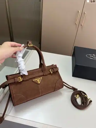 PRADA underarm bag Prada women's bag Prada crossbody bag is made of imported original cowhide high-e