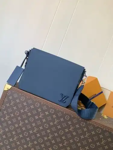 LV mail bag Louis Vuitton men's bag Louis Vuitton crossbody bag uses imported top-grade original lea