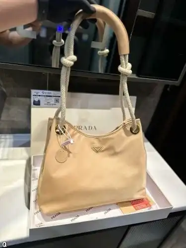 PRADA single shoulder bag Prada women's bag Prada crossbody bag is made of imported original single 