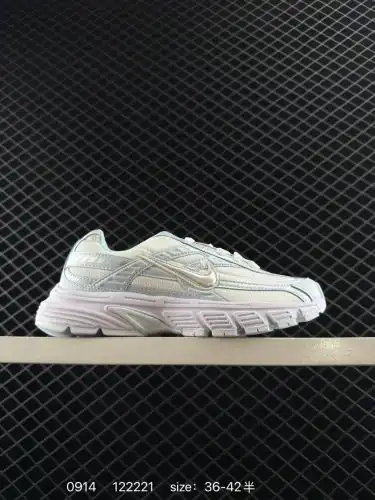True label with half-size NIKE INITIAOR retro items specially designed for comfortable running. Nike