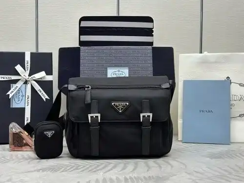 PRADA mail bag Purada men's bag Purada crossbody bag adopts imported top-grade original leather High