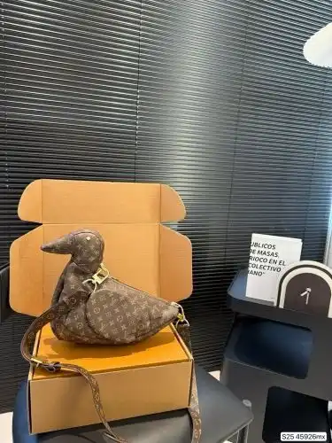LV duck bag Louis Vuitton women's bag Louis Vuitton crossbody bag uses imported original cowhide hig