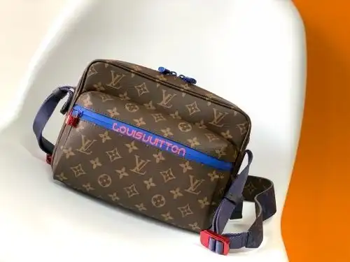 LV mail bag Louis Vuitton men's bag Louis Vuitton crossbody bag uses imported top-grade original lea
