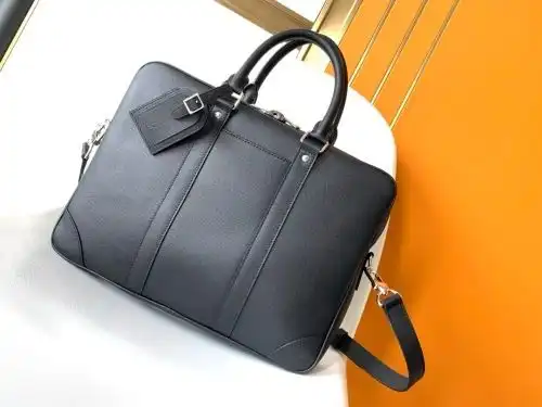 LV briefcase Louis Vuitton men's bag Louis Vuitton crossbody bag is imported top-grade original leat