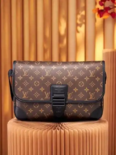 LV mailbag Louis Vuitton men's bag Louis Vuitton crossbody bag uses imported top-grade original leat