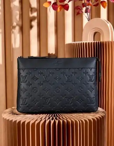 LV clutch Louis Vuitton men's bag Louis Vuitton crossbody bag uses imported original cowhide high-en