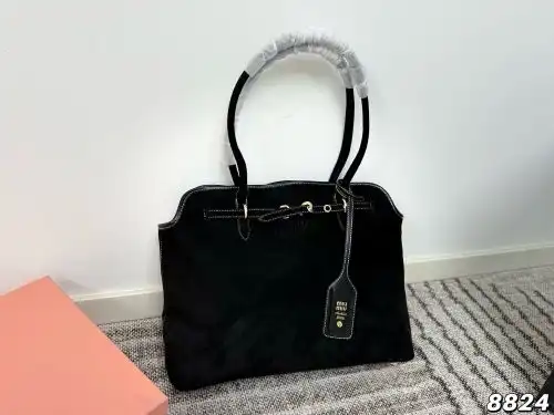 MIU MIU handbag, styling women's bag, styling crossbody bag, imported original cowhide, high-end qua