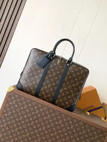 LV briefcase Louis Vuitton men's bag Louis Vuitton crossbody bag uses imported top-grade original le
