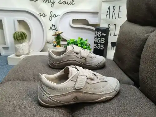 535DAdidas URBAN REVERIE Retro item Champion classic moral training shoe style, using simple color m