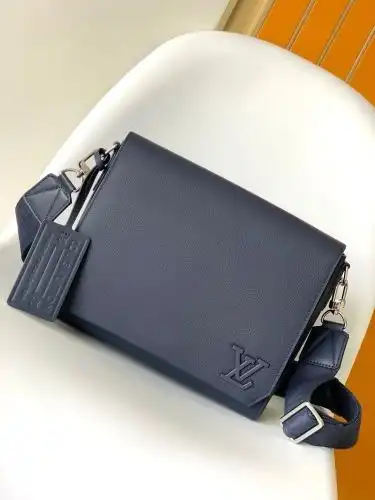 LV mailbag Louis Vuitton men's bag Louis Vuitton crossbody bag uses imported top-grade original leat