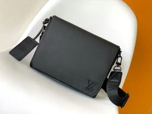 LV mailbag Louis Vuitton men's bag Louis Vuitton crossbody bag uses imported top-grade original leat
