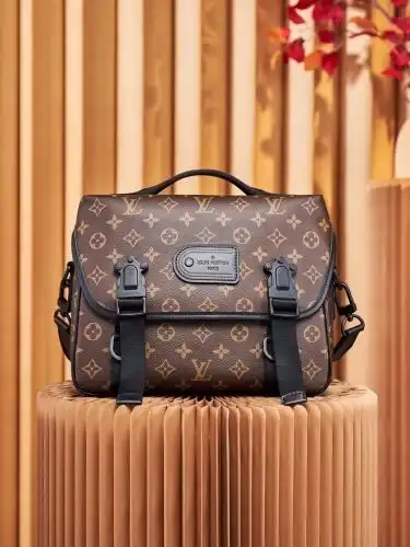 LV mailbag Louis Vuitton men's bag Louis Vuitton crossbody bag uses imported top-grade original leat