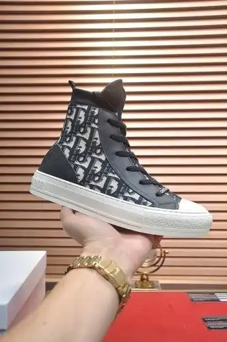 Dior* Couple model Code: 0825B60 Size: Women 35-40 Men 38-44 Couple model code.