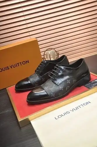 LV* Men's Coding: 0812B90 Size: 38-44 (45 customized)