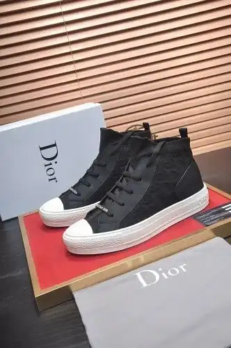 Dior* Couple model Code: 0825B60 Size: Women 35-40 Men 38-44 Couple model code.
