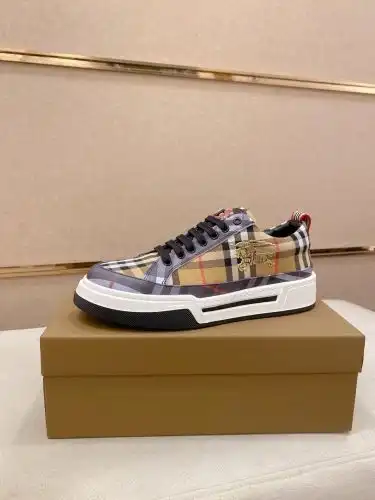 Burberry* Men's Coding: 0905B40 Size: 38-44