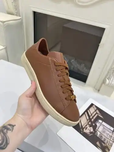Valentino* Couple model Code: 0819C00 Size: Female 35-40 Male 38-45
