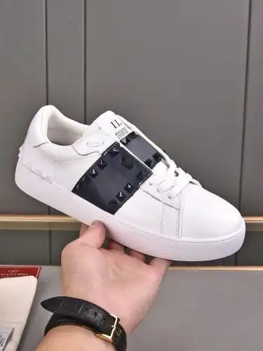 Valentino* Couple model Code: 09B50 Size: Women's clothing 35-40. Men's clothing 39-44, 45-46 (custo