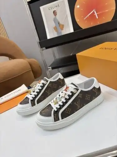 LV* Couple model Code: 0722C30 Size: 35-45 (female 40.41.42, male 39.45 will be returned or exchange