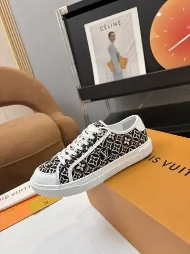 LV* Couple model Code: 0722C10 Size: 35-45 (female 40.41.42, male 39.45 will be returned or exchange