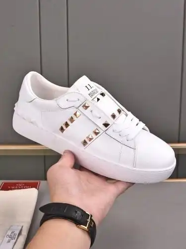 Valentino* Couple model Code: 09B50 Size: Women's clothing 35-40. Men's clothing 39-44, 45-46 (custo