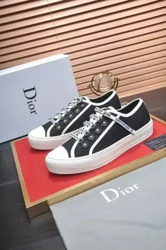 Dior* Couple model Code: 0825B60 Size: Women 35-40 Men 38-44 Couple model code.