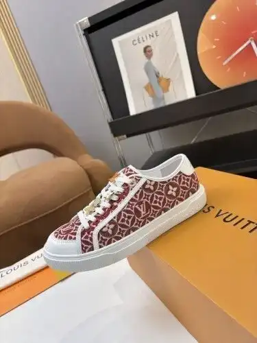 LV* Couple model Code: 0722C30 Size: 35-45 (female 40.41.42, male 39.45 will be returned or exchange
