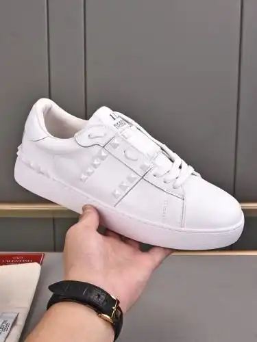 Valentino* Couple model Code: 09B50 Size: Women's clothing 35-40. Men's clothing 39-44, 45-46 (custo