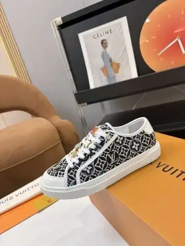 LV* Couple model Code: 0722C30 Size: 35-45 (female 40.41.42, male 39.45 will be returned or exchange