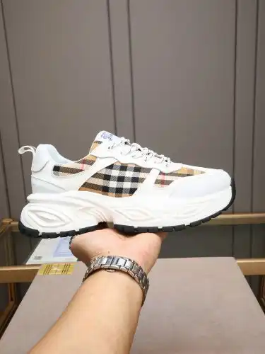 Burberry* Men's Code: 09B60 Size: 38-44 (45 customized products without return)