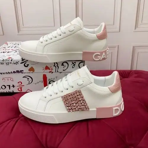 DG* Couple Model Code: 0722C60 Size: Women's 35-41 Men's 38-45