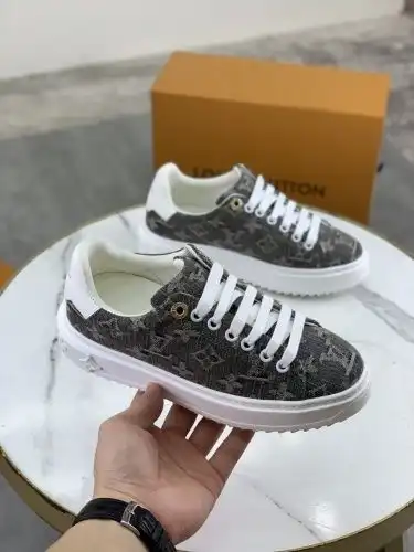 LV* Couple model Code: 0727D00 Size: Female 35-39 Male 39-44 (Female 40 Male 45 Customized)
