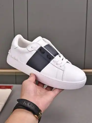 Valentino* Couple model Code: 09B50 Size: Women's clothing 35-40. Men's clothing 39-44, 45-46 (custo