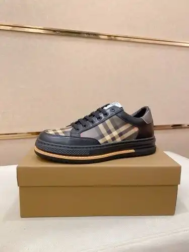 Burberry* Men's Coding: 0816B40 Size: 38-44