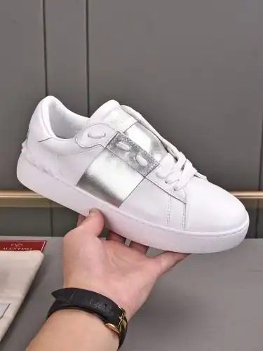 Valentino* Couple model Code: 09B50 Size: Women's clothing 35-40. Men's clothing 39-44, 45-46 (custo