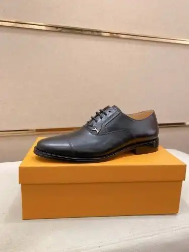 LV* Men's Code: 0911B90 Size: 38-44