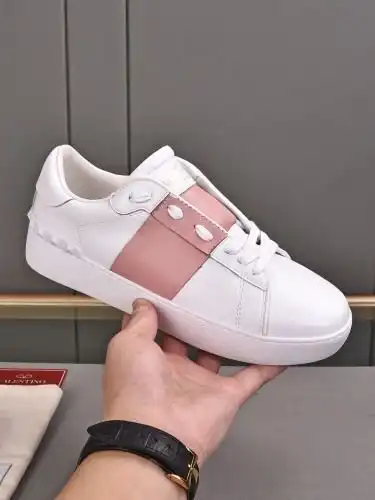 Valentino* Couple model Code: 09B50 Size: Women's clothing 35-40. Men's clothing 39-44, 45-46 (custo