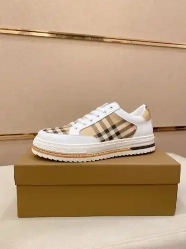 Burberry* Men's Coding: 0816B40 Size: 38-44